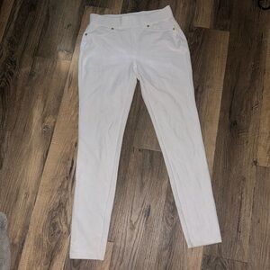 White skinny fit pants. Stretchy. Curvy. Flattering.